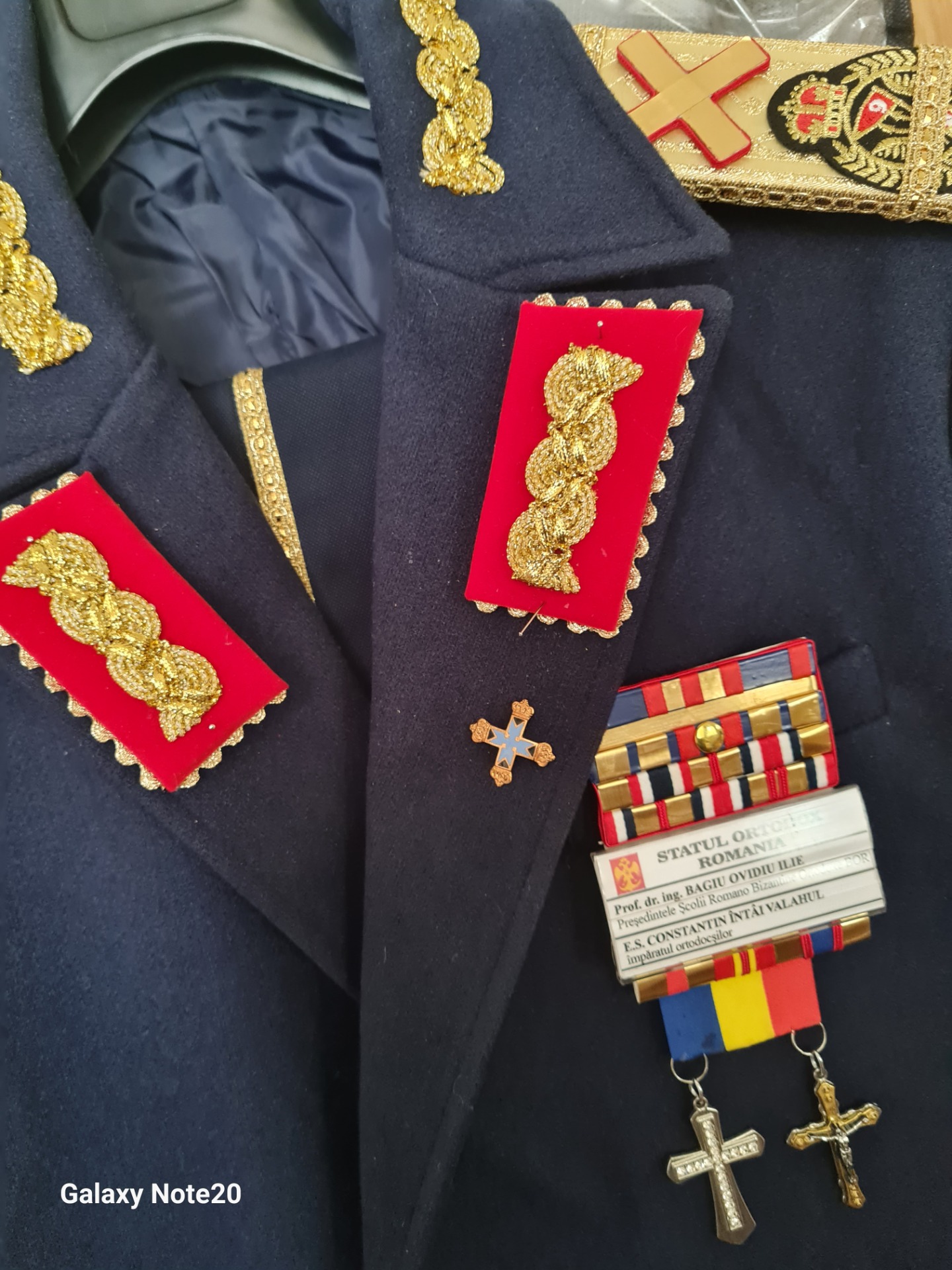 FOTO : Uniforma de Ceremonie . Maresal Ortodox , tinuta de iarna