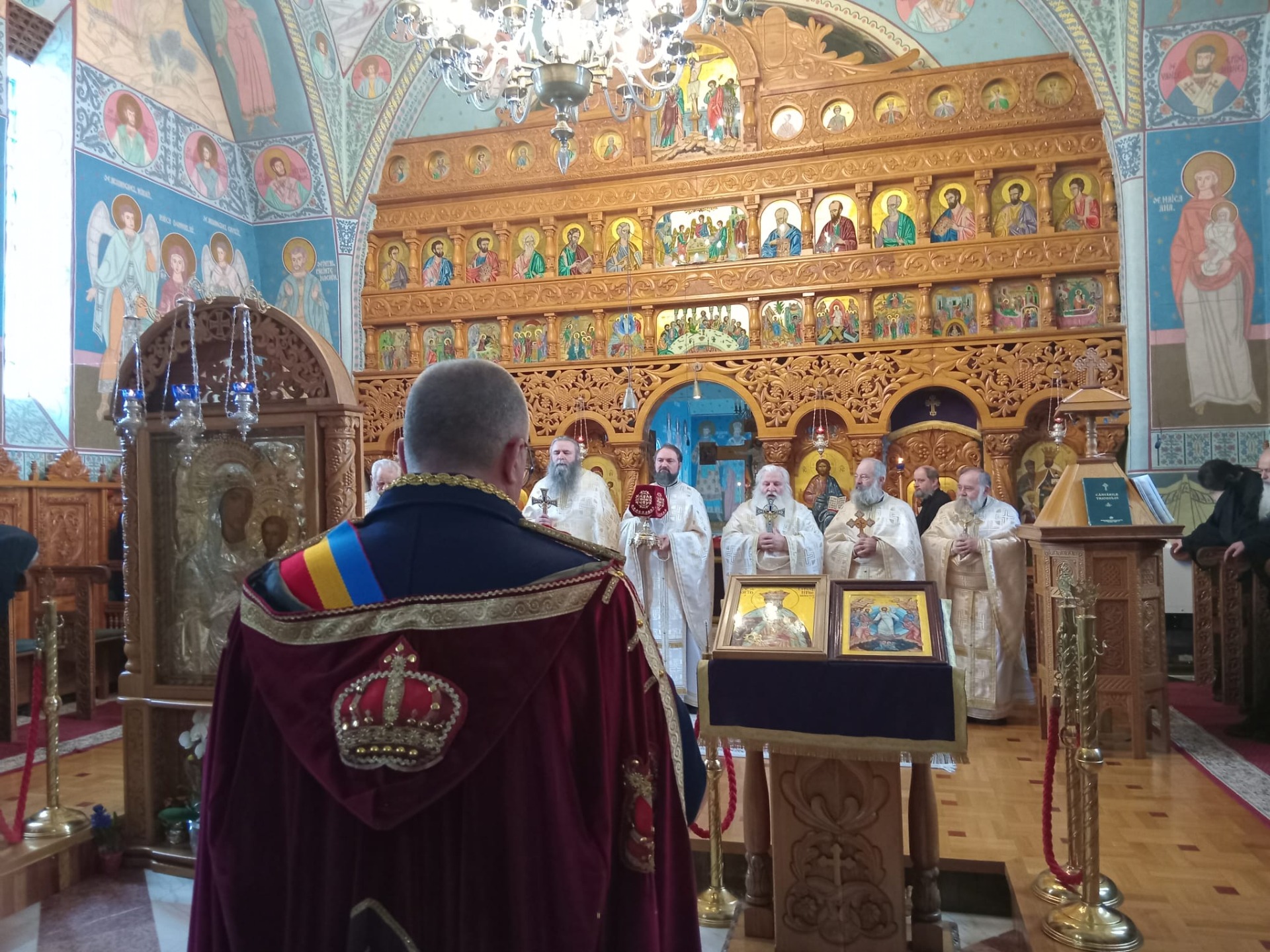 FOTO : In timpul slujbei de la Manastirea Brancoveanu din localitatea Sambata de Sus jud. Brasov 